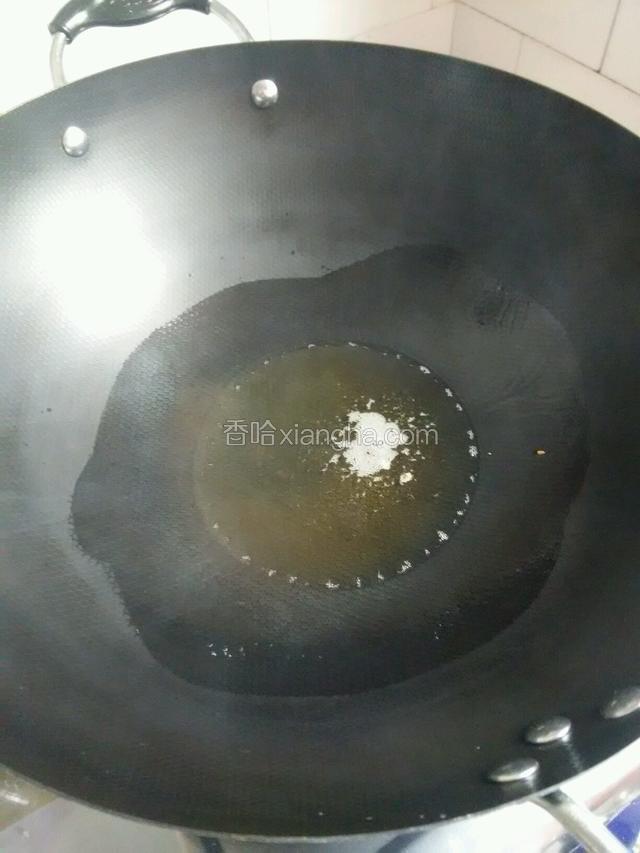 热锅放油烧热
