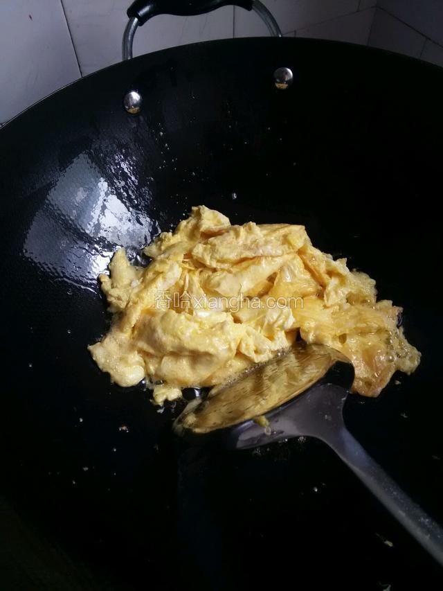 鸡蛋煎成块状用碗盛起