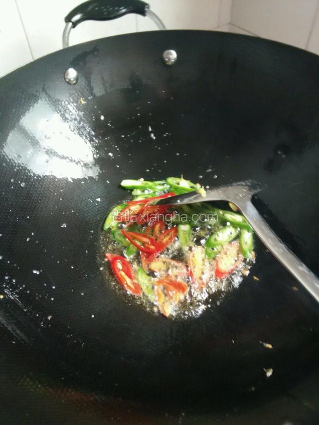 利用煎蛋余下的油放入青红椒爆香