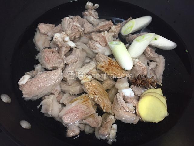 放入姜葱、大料、生抽，开大火，盖盖焖煮。