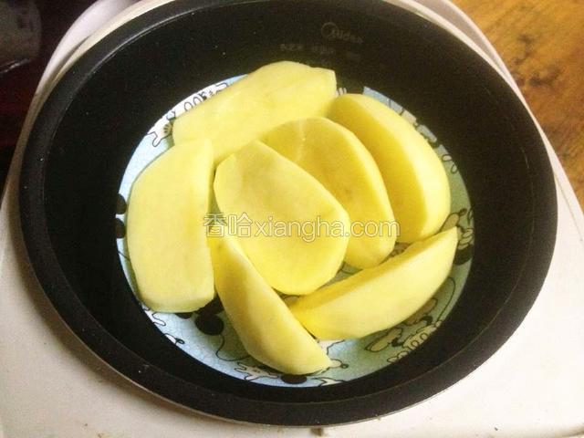 切大块,放电饭锅蒸熟.