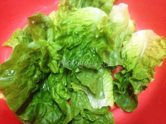 准备1个生菜,洗净备用.