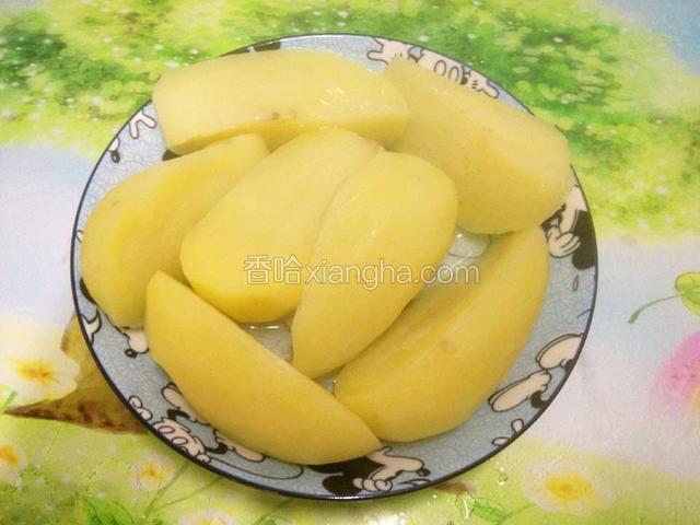 把蒸熟的土豆取出.