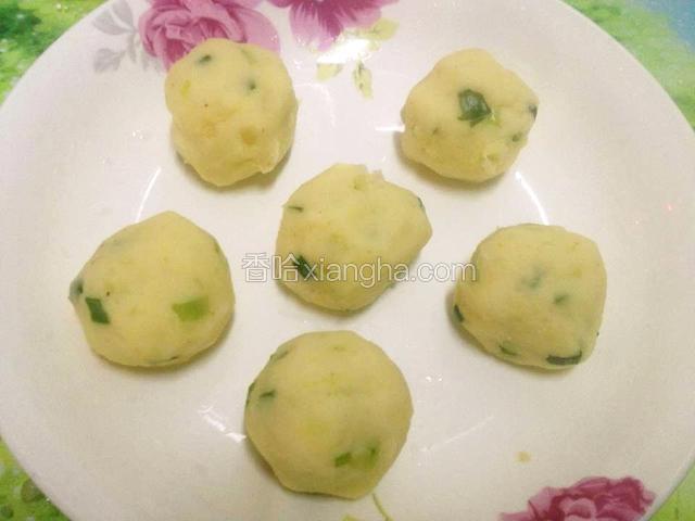 搓成圆球.