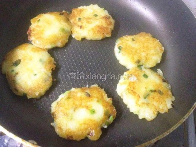 翻面,烙成两面金黄色,关火,饼烙好了！