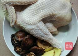 鸡肉炖蘑菇的做法图解1