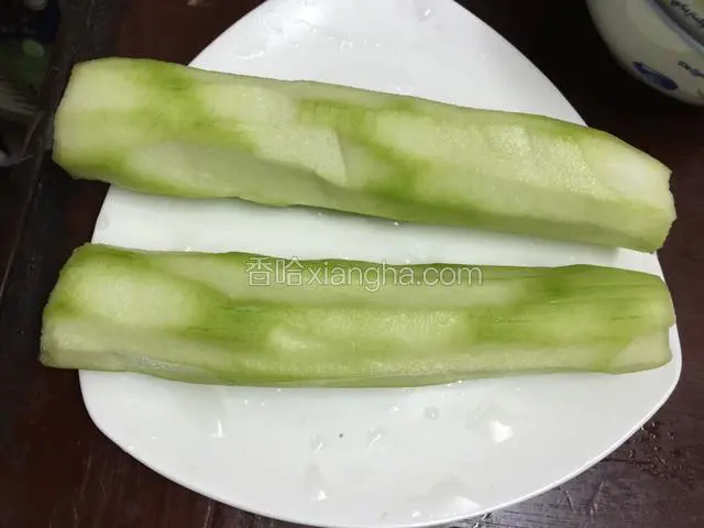 丝瓜去皮.洗干净
