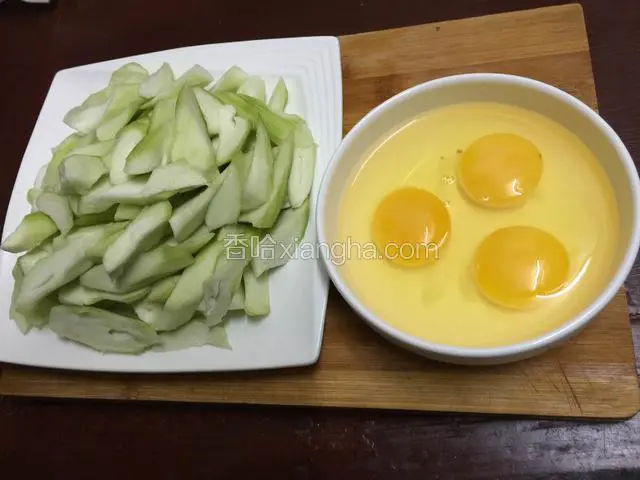 滚刀切好备用！鸡蛋打散