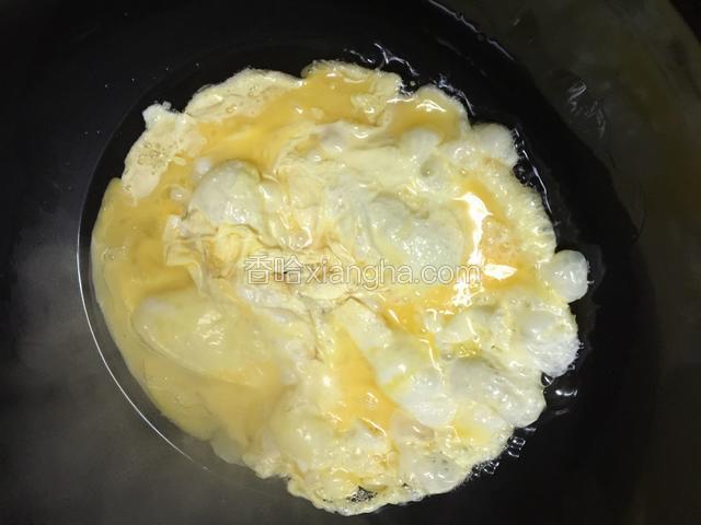 先倒一部分油热锅！将鸡蛋铺在里面煎熟、盛起来备用