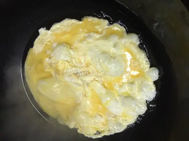 先倒一部分油热锅！将鸡蛋铺在里面煎熟、盛起来备用