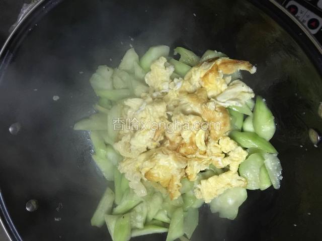 加入鸡蛋和盐➕葱！炒熟即可