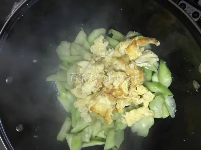 加入鸡蛋和盐➕葱！炒熟即可