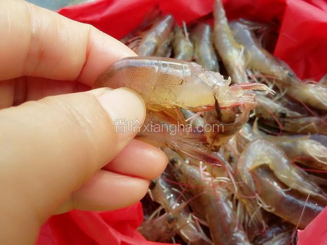 掐头带出虾线，我一般都这样处理，大家根据自己习惯；