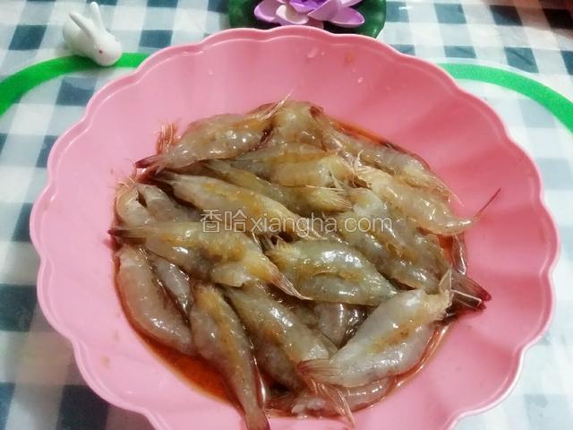开好背的虾用料酒、盐、胡椒粉腌制半小时；