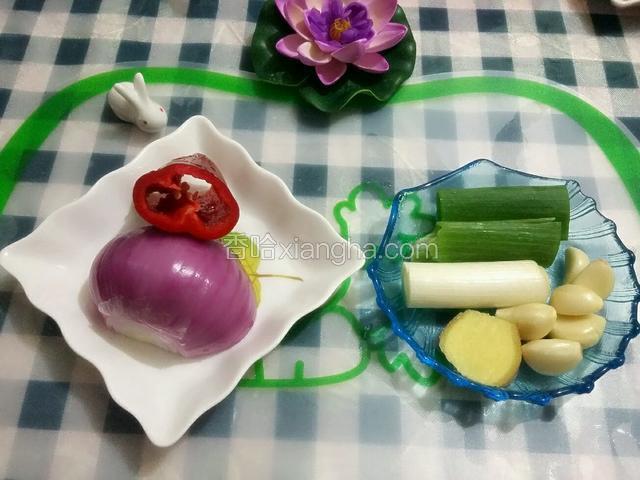 准备一些配料洗净；