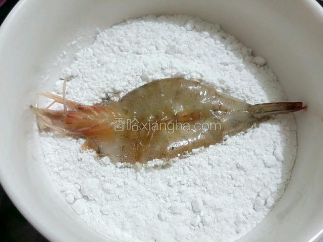腌制好的虾，逐个第一步裹淀粉；