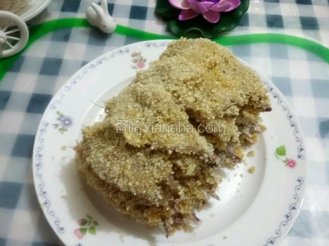 全部按这个顺序处理好的虾装盘备用；