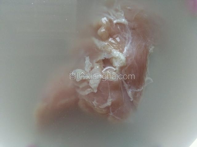 里脊肉用淘米水泡一下清洗干净，然后切成片状用盐、黄酒，生抽腌制一下，过程图忘拍了。