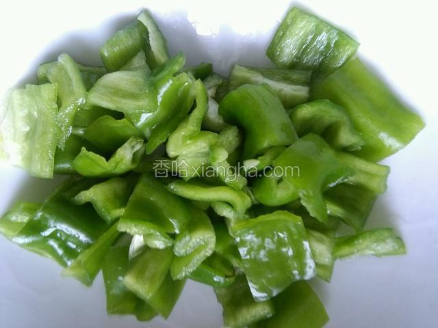 青椒切成块状