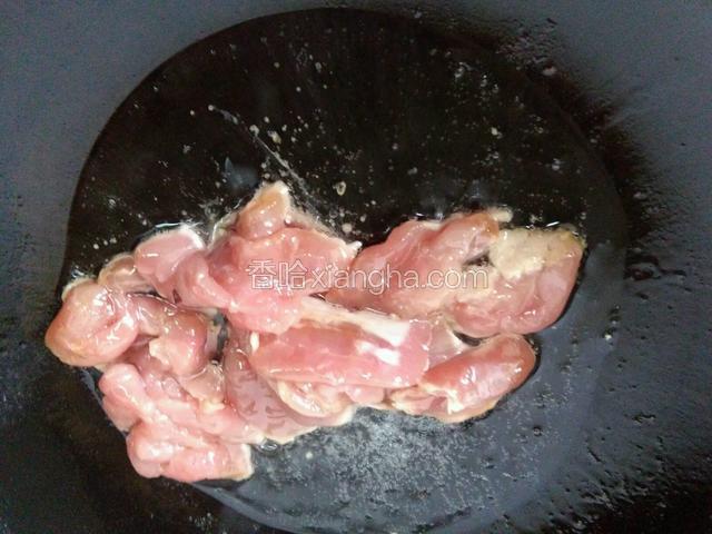 把腌制了十五分钟的里脊肉放入烧热的油锅