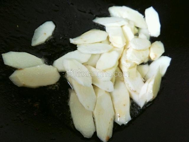 接着把山药炒一下