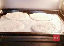 Illustration of the oven version of sesame cakes 16