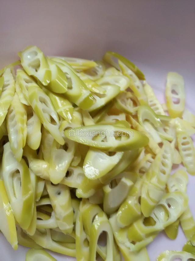 取春笋洗净斜刀切片备用
