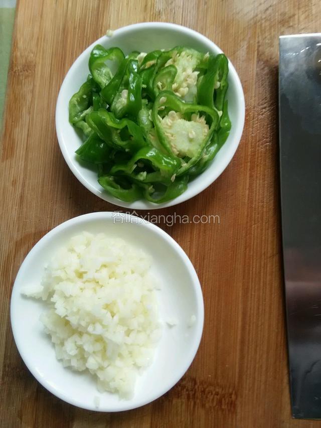 青椒切圈蒜切碎