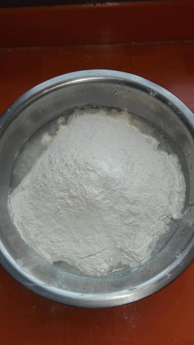 加入面粉和泡打粉