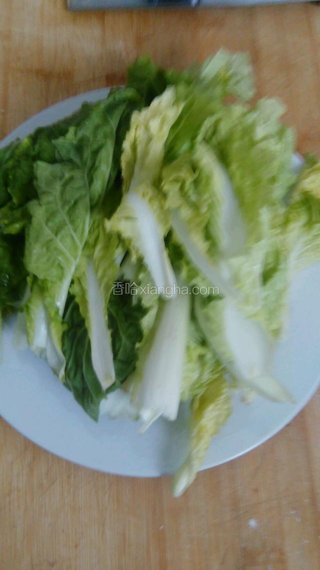 小白菜洗净备用。