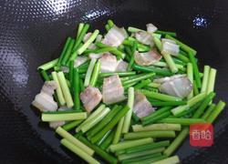 蒜苗炒肉的做法图解5