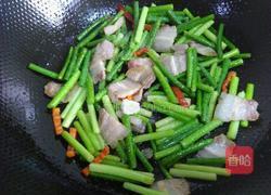 蒜苗炒肉的做法图解7
