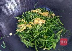 茼蒿炒鸡蛋的做法图解7