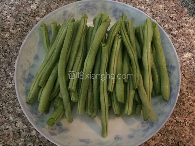 豆角掐头去尾洗净