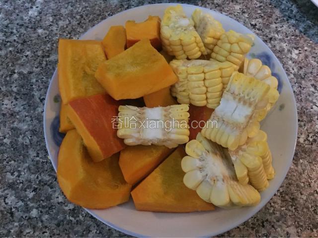 南瓜洗净去瓤切小块，玉米剁小块