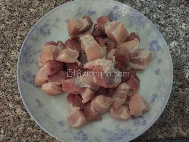 五花肉洗净切小块