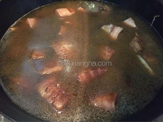 热锅冷油，油热加入葱姜，八角，五花肉炒出油，淋入酱油，翻炒均匀，加入没过肉的水大火烧开转小火炖煮一个半小时