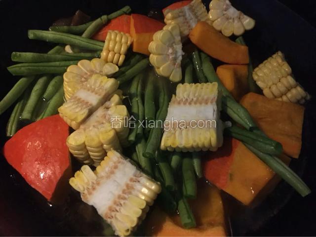 加入玉米，豆角，南瓜大火烧开转小火炖煮二十分钟