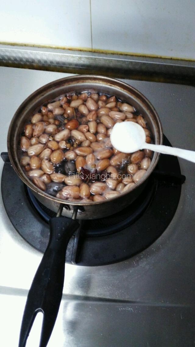 加入适量盐，继续卤煮25分钟