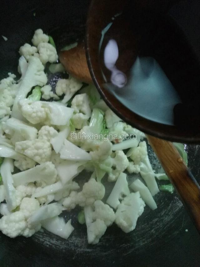倒入一点点水