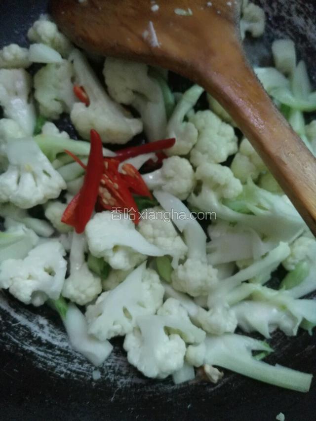 翻炒后放红辣椒