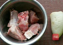 排骨炖萝卜的做法图解1