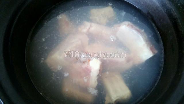 排骨冷水下锅，水开后去除血沫，捞出备用