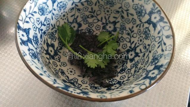 碗里准备紫菜，葱花，香菜，生抽，盐，白胡椒粉