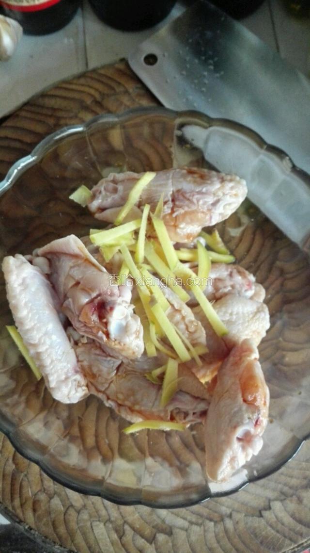 放入料酒，姜，盐，生抽腌制30分钟