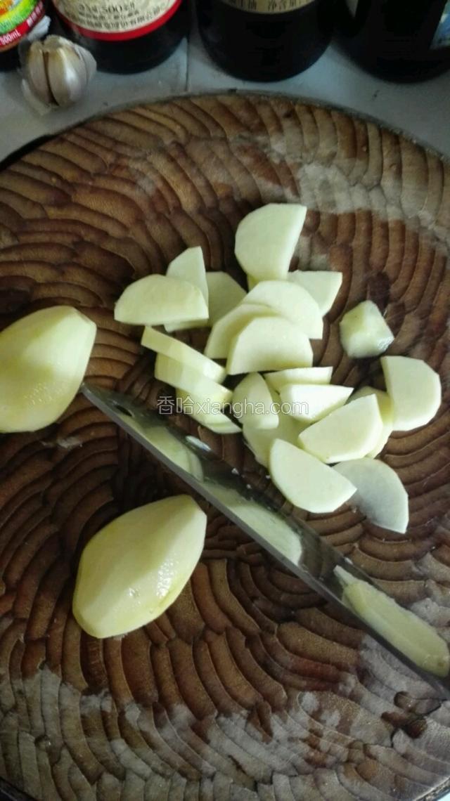 土豆削皮洗净切片备用