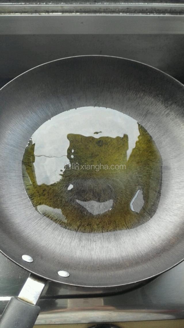 平底锅内倒入适量橄榄油