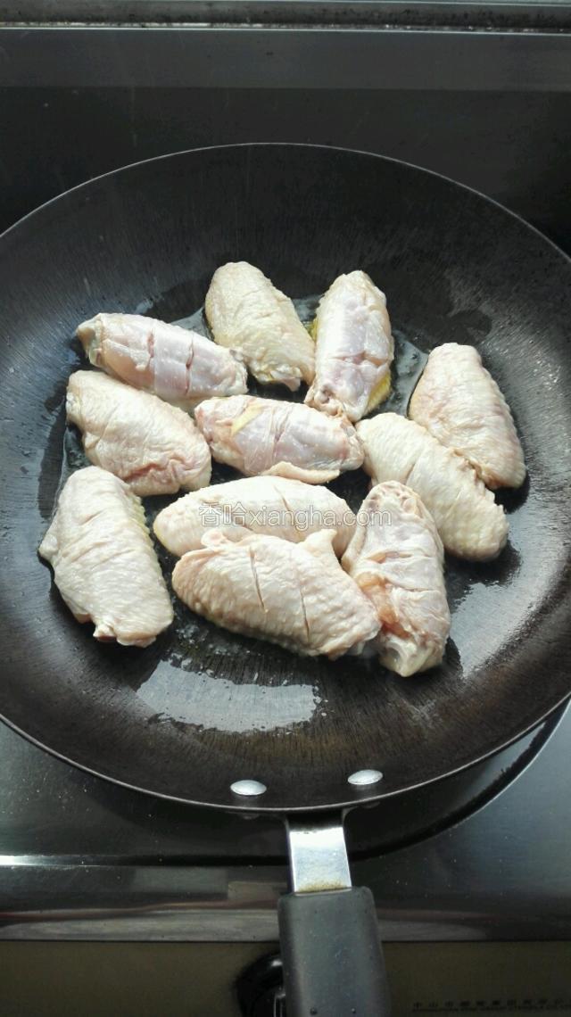 中小火煎腌制好的鸡翅