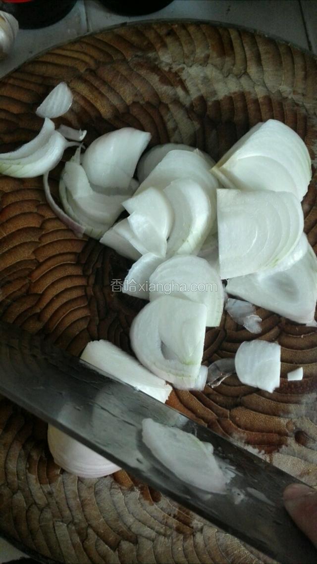 洋葱去皮洗净切片备用