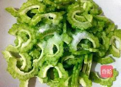 榨菜炒苦瓜的做法图解1